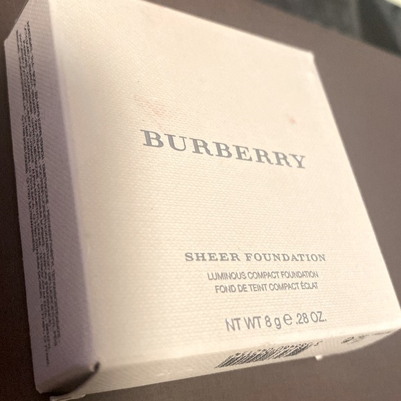 NIB [Burberry] Sheer Luminous Compact Foundation, Trench No. 11, 8 g (.28 oz) - Picture 5 of 14